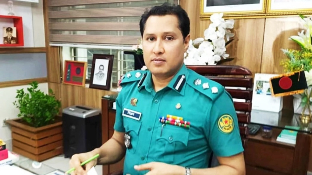 পরিবারসহ সাবেক যুগ্ম কমিশনার বিপ্লবের দেশত্যাগে নিষেধাজ্ঞা