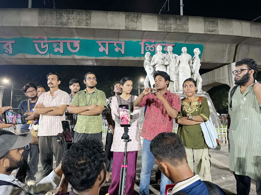 তিতুমীর কলেজে হামলার অভিযোগে ঢাবিতে বিপ্লবী ছাত্র মৈত্রীর বিক্ষোভ