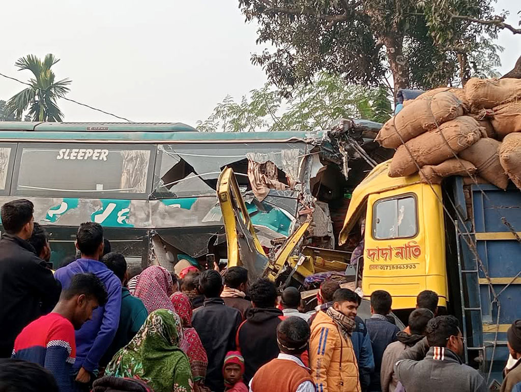 দিনাজপুরে বাস–ট্রাক মুখোমুখি সংঘর্ষ, দুই চালকসহ নিহত ৩