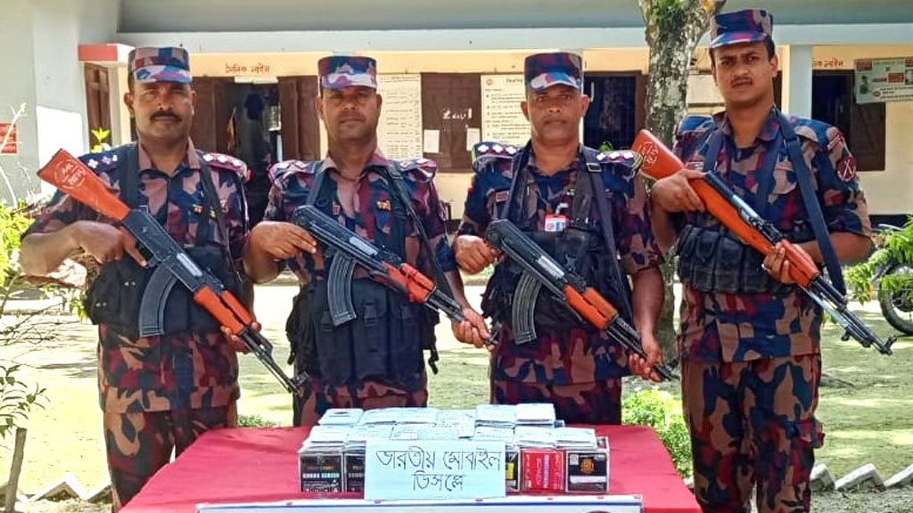 ফুলবাড়ী সীমান্তে মোবাইল ফোনের যন্ত্রাংশ জব্দ বিজিবির, বাজারমূল্য সাড়ে ৮ লাখ টাকা