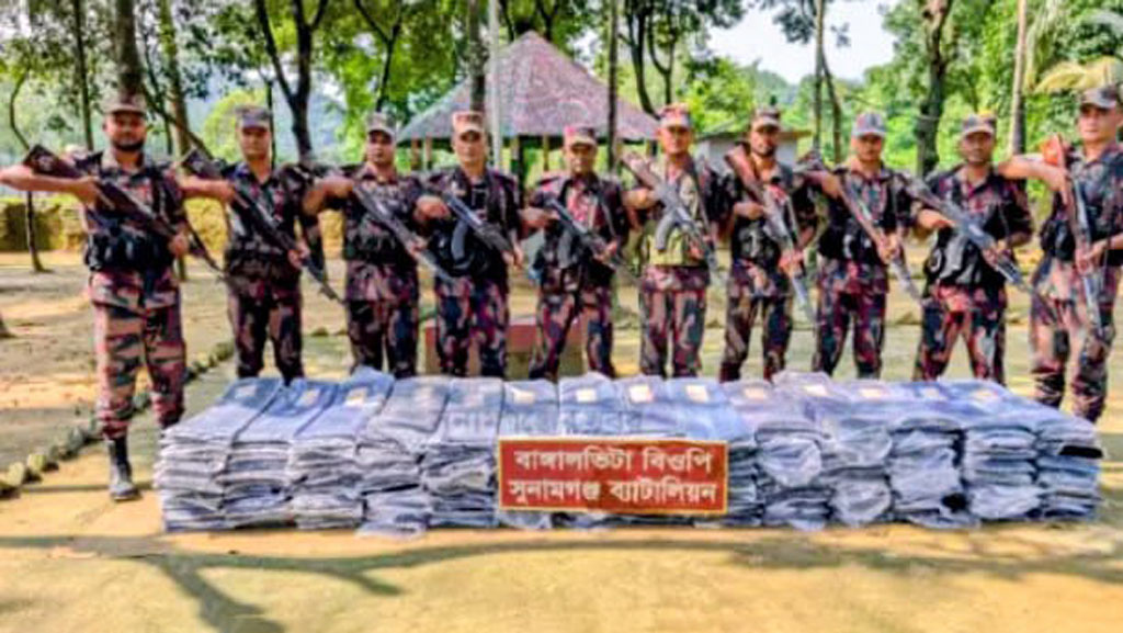 মধ্যনগরে বিপুল পরিমাণ ভারতীয় ব্লেজারের কাপড় জব্দ