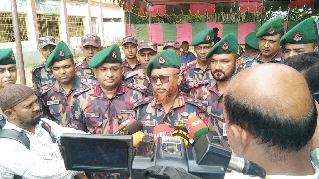 দুর্যোগ-সংকটে মানুষের পাশে আছে বিজিবি: দিনাজপুর সেক্টর কমান্ডার