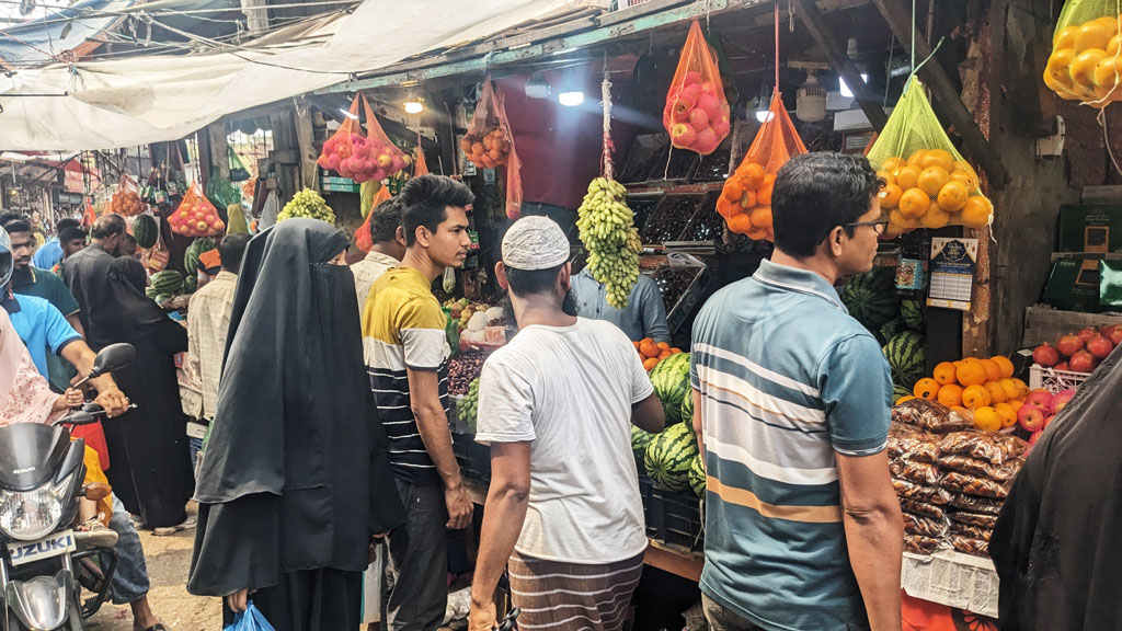 বাগেরহাটে রমজানে বেগুনে আগুন, ছোলা-খেজুর-চিনিতে স্বস্তি