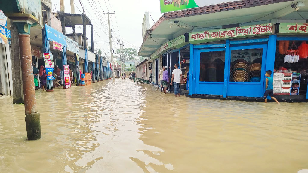 ‘নদীর পানিতে বাজারে এখন হাঁটুপানি’
