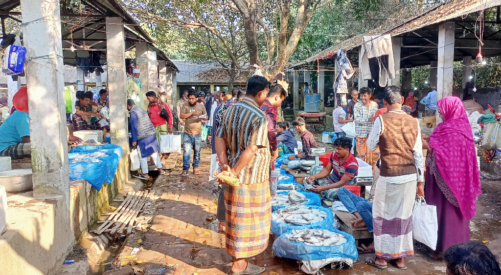 রমজানকে সামনে রেখে গাংনীতে বাড়ছে মাছ-মাংসের দাম