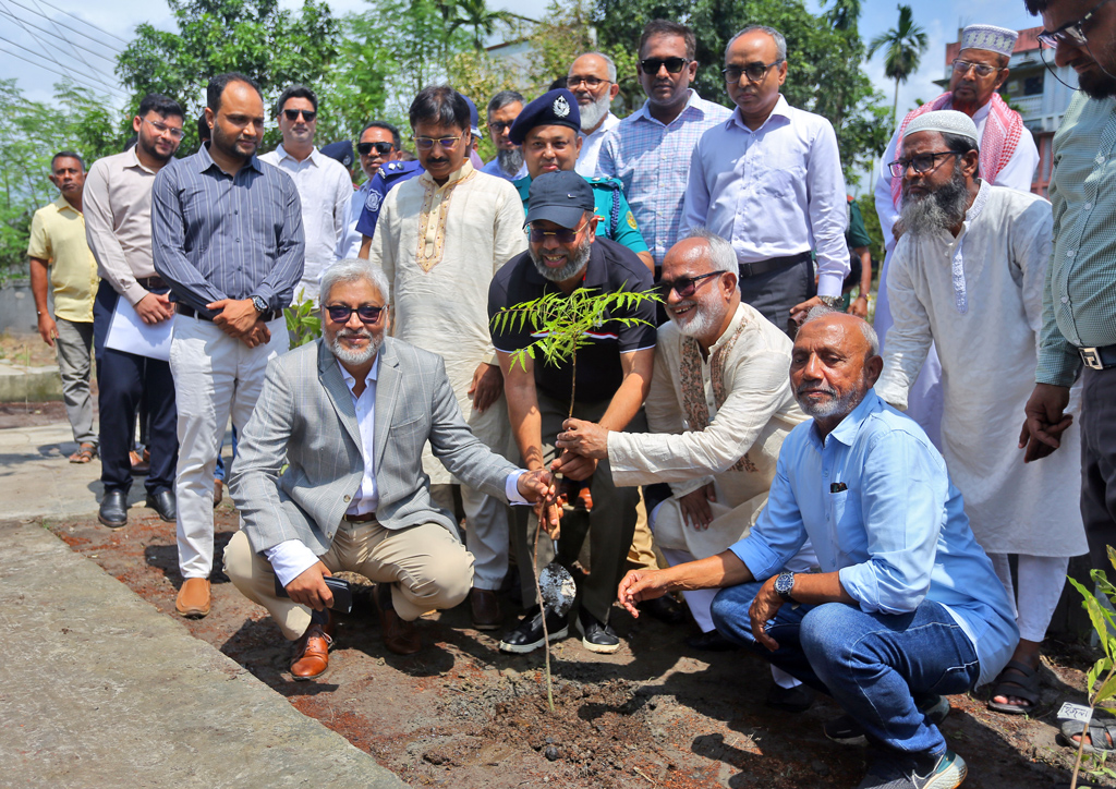 পরিবেশ সুরক্ষায় খুলনায় বিকাশের বনায়ন কর্মসূচি শুরু