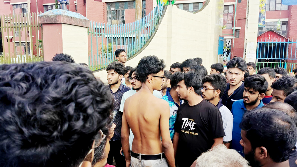 কৃষি বিশ্ববিদ্যালয়ের দুই হলের শিক্ষার্থীদের মধ্যে সংঘর্ষ, আহত ১৩