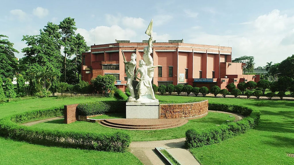 গোপনে সহপাঠীদের অপ্রীতিকর ছবি তুলে সিনিয়র ভাইকে পাঠাতেন বাকৃবি ছাত্রী