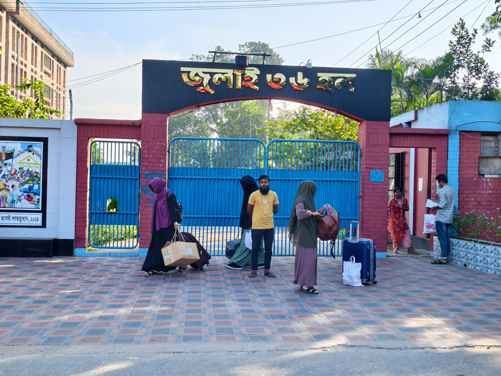 বাকৃবিতে অনির্দিষ্টকালের ছুটি, সকাল থেকে হল ছাড়ছেন শিক্ষার্থীরা