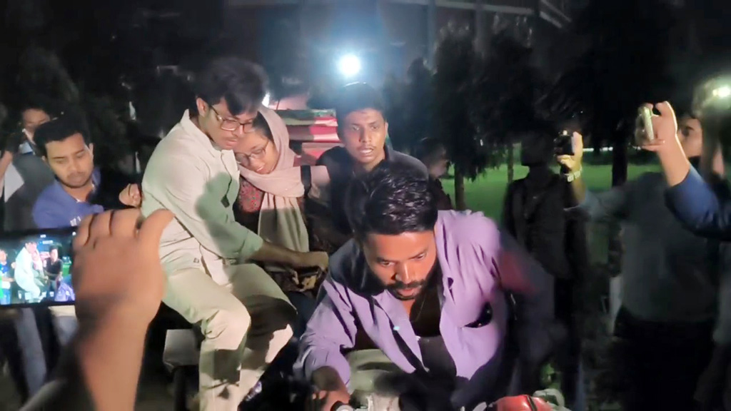 বাকৃবি অনির্দিষ্টকালের জন্য বন্ধ ঘোষণা, শিক্ষার্থীদের হল ত্যাগের নির্দেশ