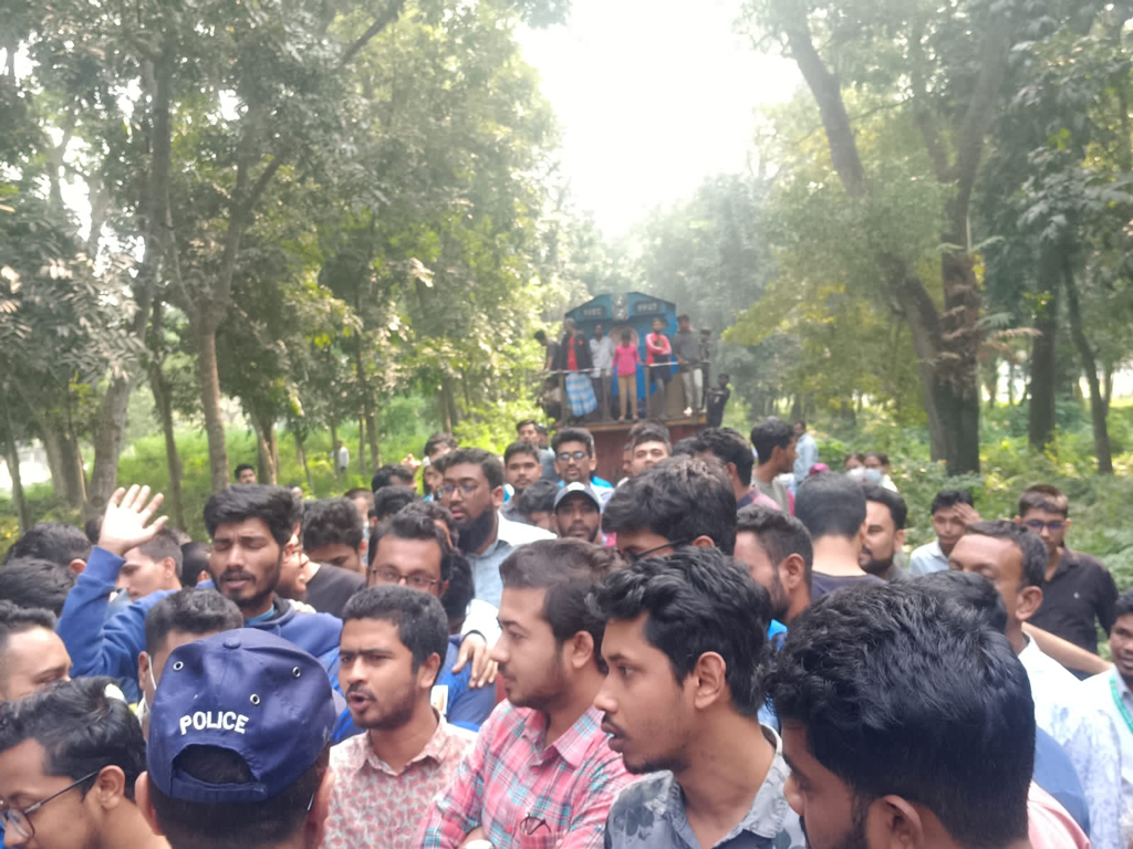 সাড়ে ৮ ঘণ্টা পর ঢাকা-ময়মনসিংহ রেলপথ থেকে সরে দাঁড়ালেন শিক্ষার্থীরা