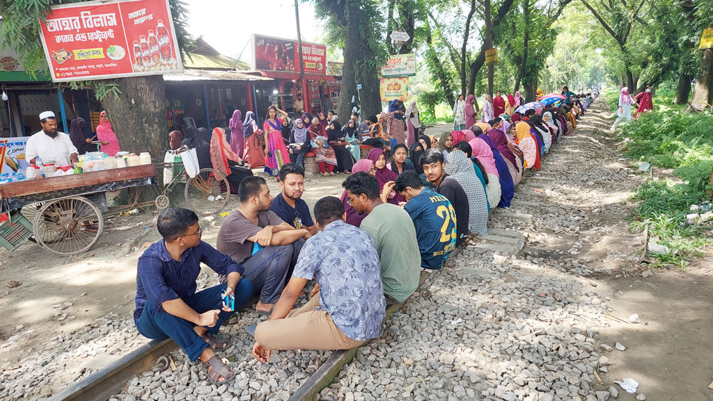 তিন দফা দাবিতে রেল অবরোধ, আন্দোলনে উত্তাল বাকৃবি