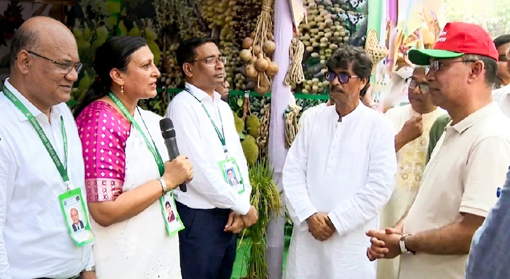 বাংলাদেশ কৃষি ব্যাংকের স্টল পরিদর্শন করলেন প্রধানমন্ত্রী