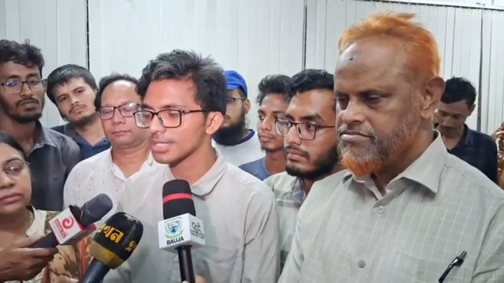 হল ছাড়ার নির্দেশ প্রত্যাহার, আন্দোলন থেকে সরে দাঁড়ালেন বাকৃবির শিক্ষার্থীরা