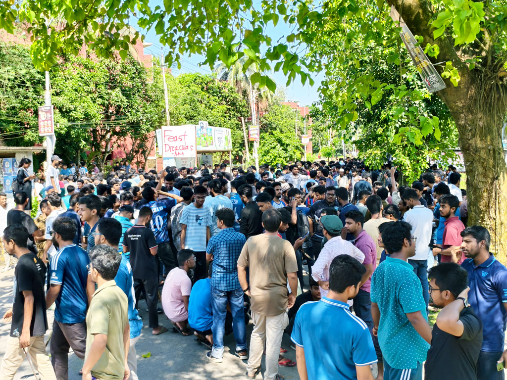 হল ছাড়বেন না শিক্ষার্থীরা, বাকৃবিতে সকাল থেকে বিক্ষোভ