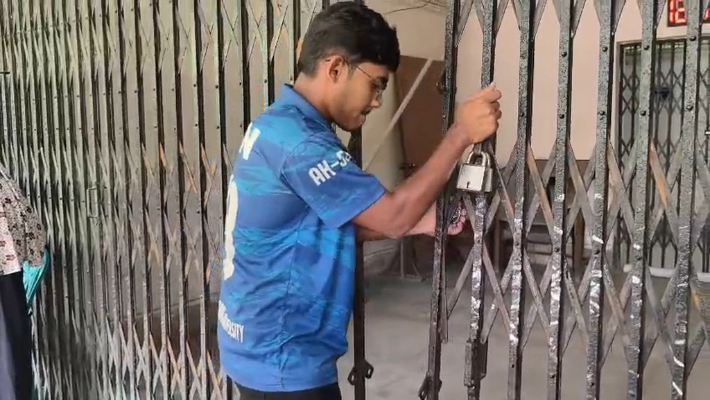 বাকৃবিতে ২৪ ঘণ্টা পর খোলা হলো কোষাধ্যক্ষ কার্যালয়ের তালা