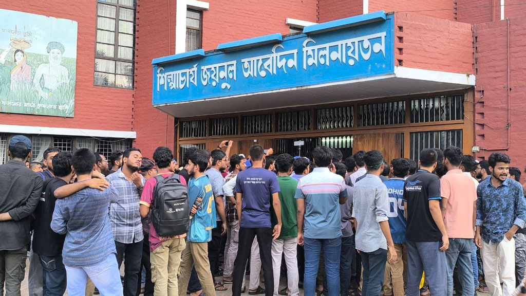 সমন্বিত ডিগ্রির দাবিতে বাকৃবির ভিসিসহ ২ শতাধিক শিক্ষক অবরুদ্ধ