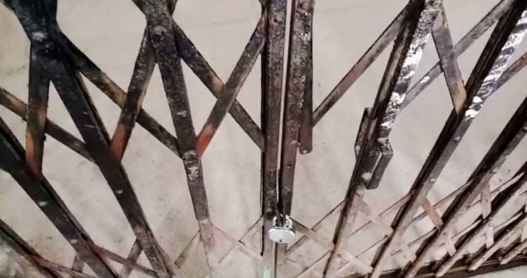 বাকৃবিতে এবার কোষাধ্যক্ষ কার্যালয়ের কর্মকর্তা-কর্মচারীদের বের করে দিয়ে তালা