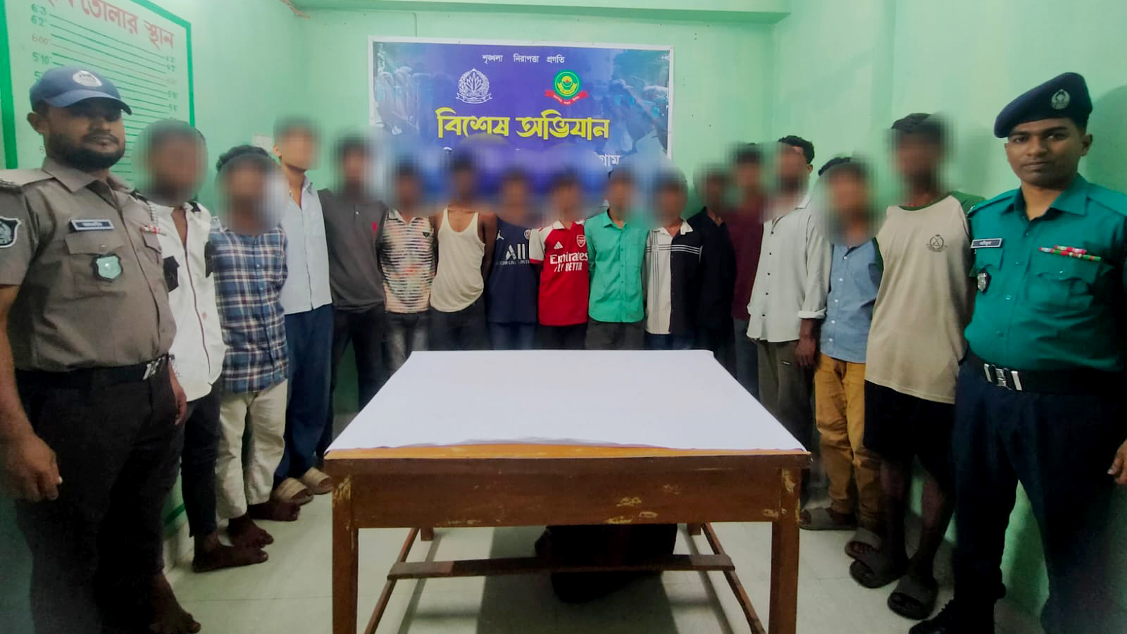 বাকলিয়ায় মাদক কারবার নিয়ন্ত্রণ নিয়ে সংঘর্ষ-ভাঙচুর, ১৫ জন গ্রেপ্তার