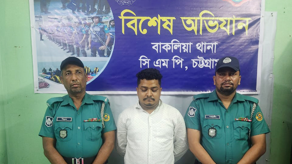 চট্টগ্রামে জোড়া খুনের আসামি নোয়াখালী থেকে গ্রেপ্তার, গুলি–পিস্তল উদ্ধার