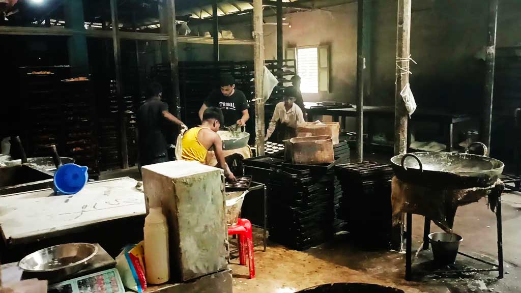 টিনশেডের নোংরা ঘরে তৈরী হচ্ছে বেকারি সামগ্রী, স্বাস্থ্যবিধির বালাই নেই