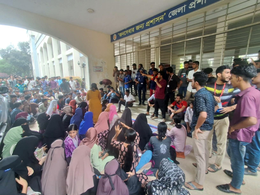 শিক্ষা উপদেষ্টার পদত্যাগ দাবিতে বগুড়ায় শিক্ষার্থীদের বিক্ষোভ