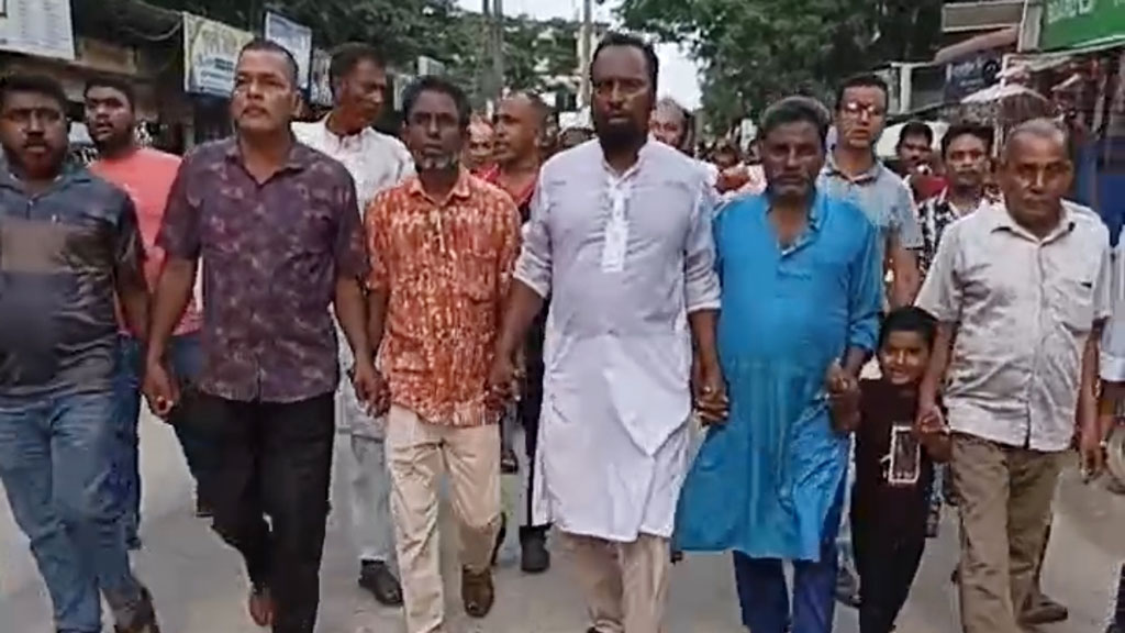 টাঙ্গাইলে মারধরের জেরে মুখোমুখি বণিক সমিতি ও শ্রমিক সংগঠন, পাল্টাপাল্টি বিক্ষোভ