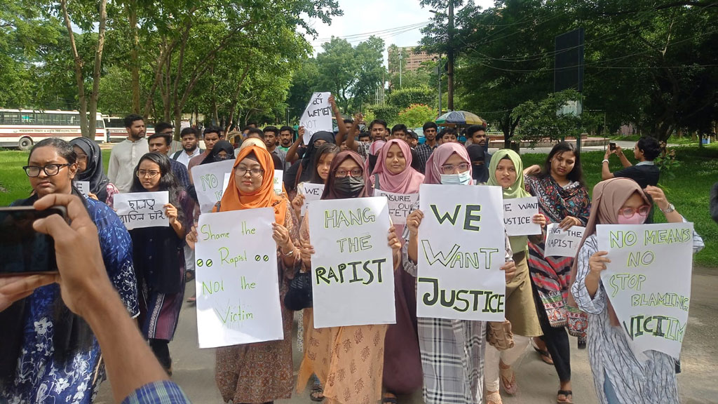 শাবিপ্রবি ছাত্রী ধর্ষণে অভিযুক্তদের ছাত্রত্ব বাতিল ও ফাঁসির দাবি