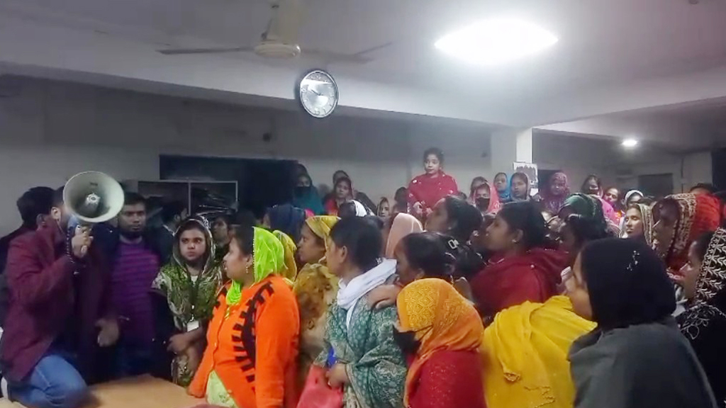বকেয়া বেতনের দাবিতে কর্মকর্তাদের অবরুদ্ধ করে বিক্ষোভ
