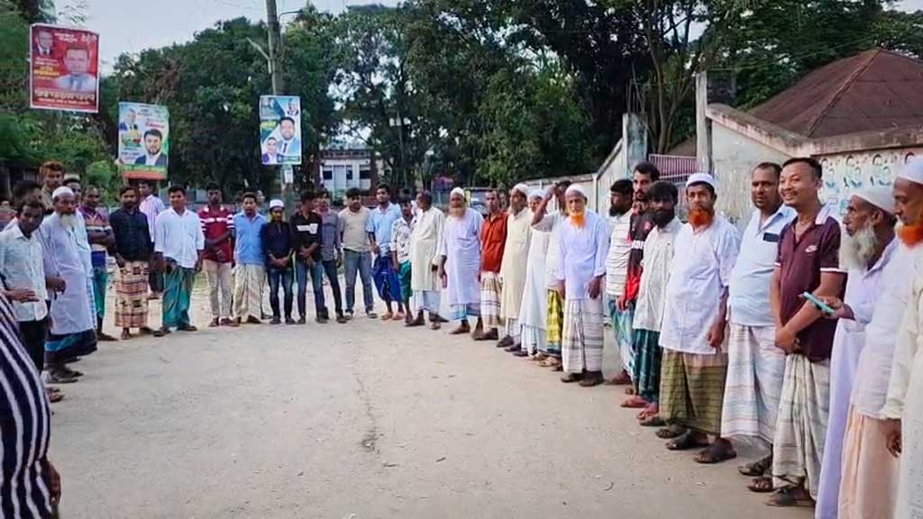 শ্রীপুরে গরু চুরি বন্ধে ব্যর্থতার অভিযোগে থানার সামনে গ্রামবাসীর বিক্ষোভ