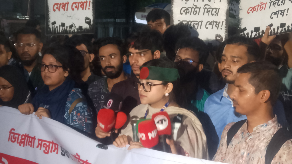 ‘ডিপ্লোমা সন্ত্রাস’ আখ্যা দিয়ে তিন দফা দাবিতে প্রকৌশলী অধিকার আন্দোলনের বিক্ষোভ