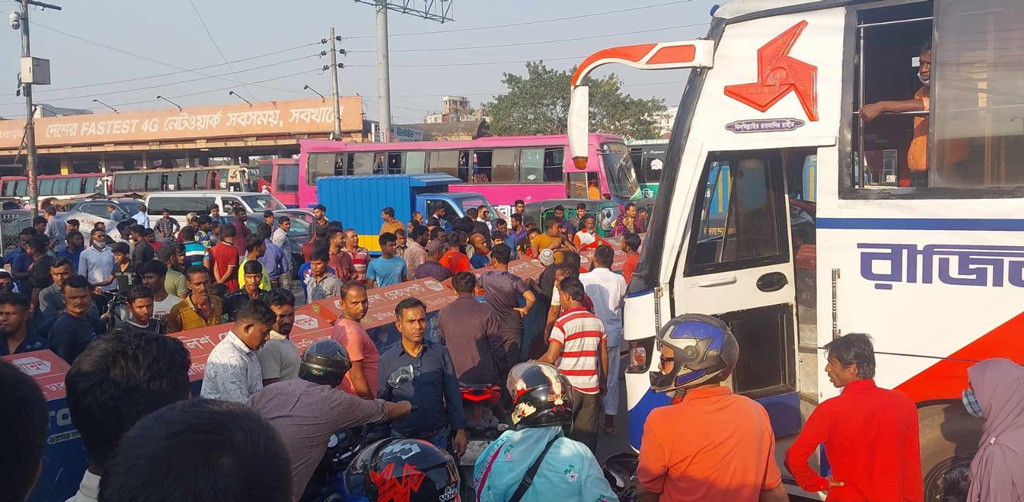 মহাখালীতে সড়ক আটকে শ্রমিকদের বিক্ষোভ, তীব্র জানজট