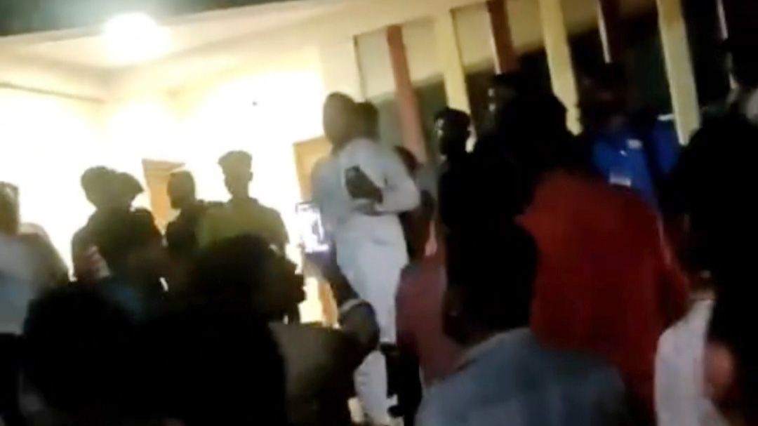 তেল না পেয়ে ইউএনওর বাসার সামনে মোটরসাইকেলচালকদের বিক্ষোভ