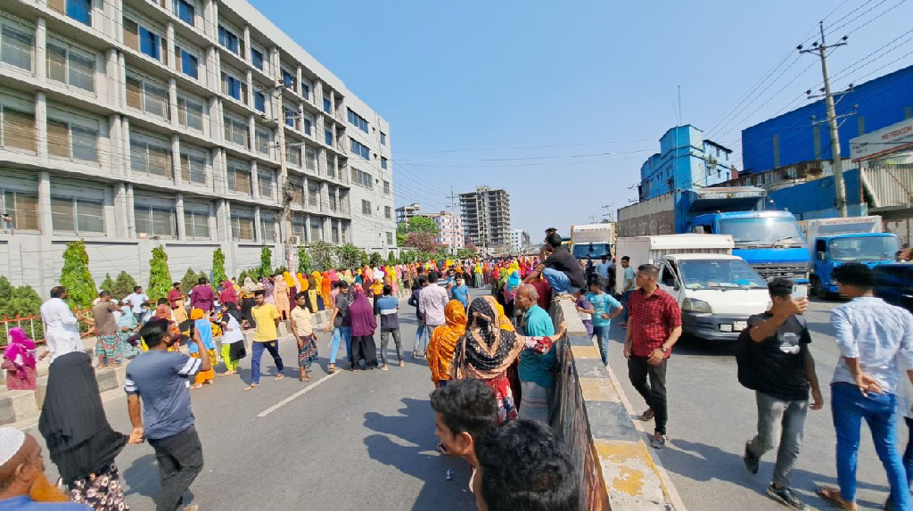 ঈদের ছুটি বাড়ানোর দাবিতে গাজীপুরে শ্রমিকদের বিক্ষোভ, ২ ঘণ্টা বন্ধ থাকে যান চলাচল