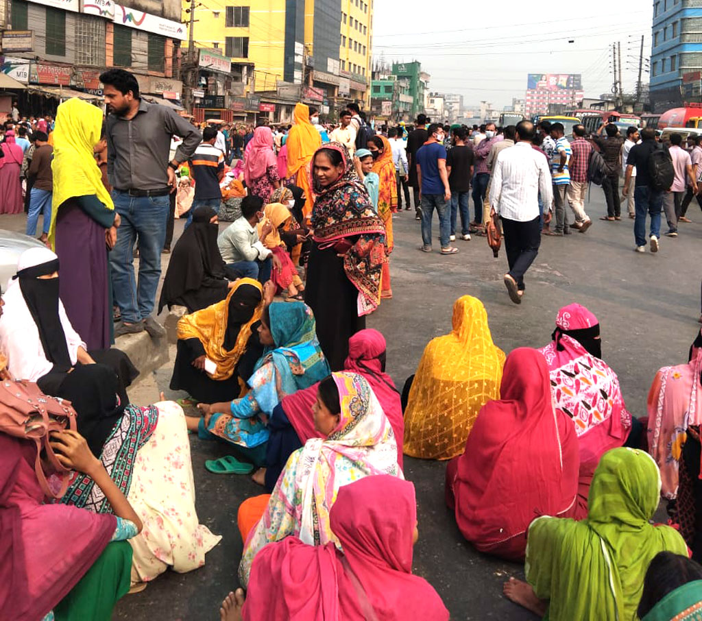 টঙ্গীতে বকেয়া বেতনের দাবিতে মহাসড়ক অবরোধ করে শ্রমিকদের বিক্ষোভ