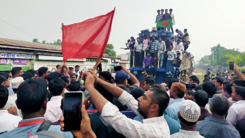 যাত্রাবিরতির দাবিতে কুষ্টিয়ায় ট্রেন থামিয়ে জনতার বিক্ষোভ