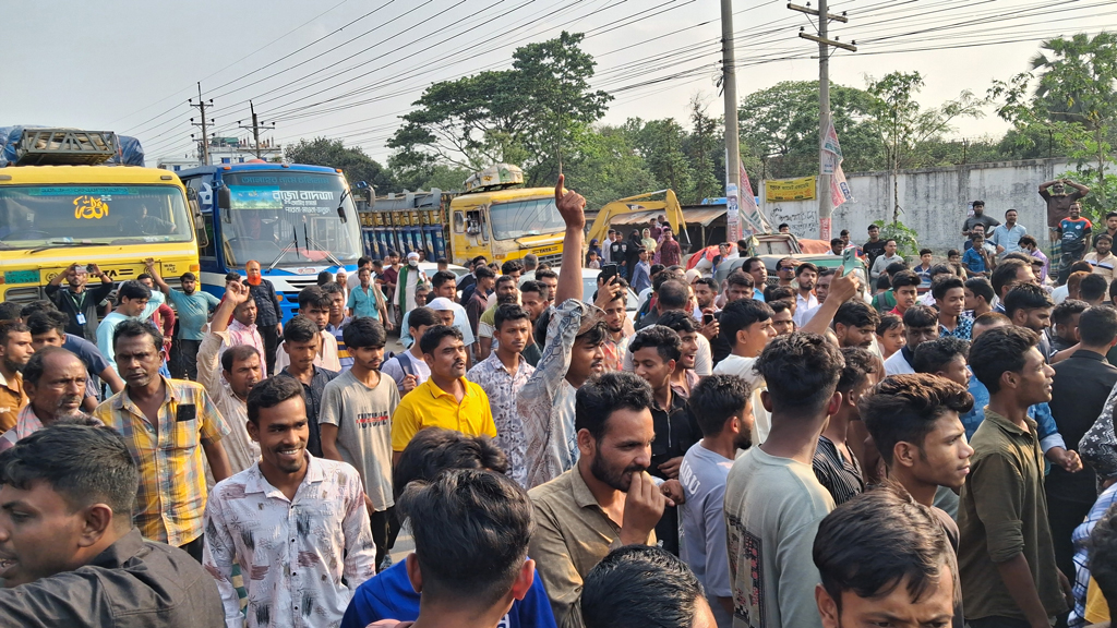 ঢাকা-ময়মনসিংহ মহাসড়ক অবরোধ চালকদের, কাভার্ড ভ্যানচালককে পুলিশের মারধরের অভিযোগ