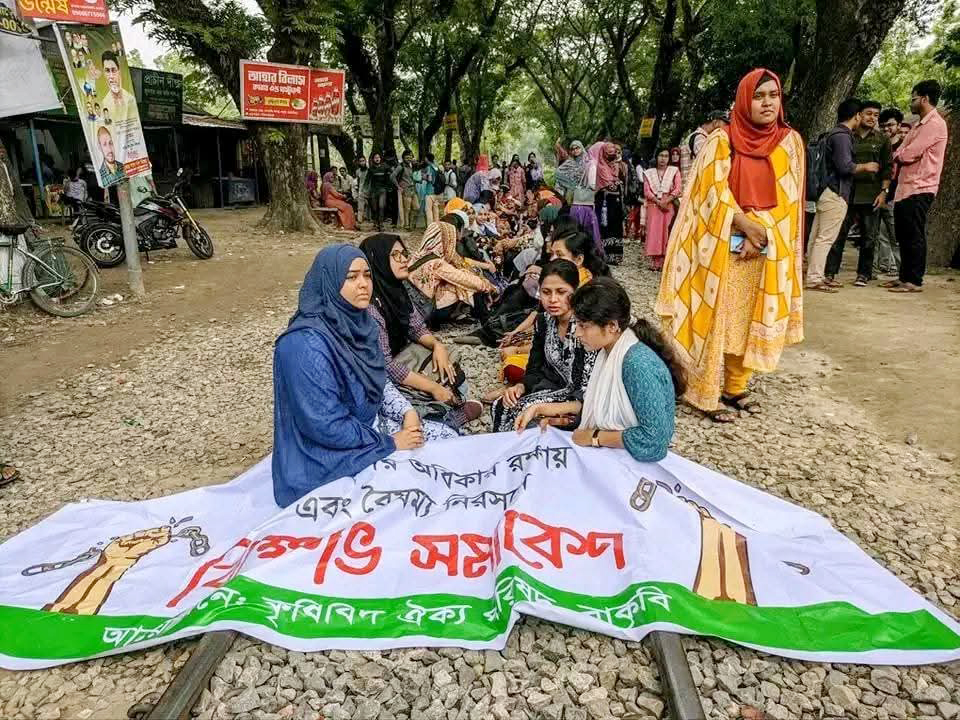 ঢাকা-ময়মনসিংহ রেললাইন অবরোধ করে বিক্ষোভ, সোয়া ঘণ্টা পর সচল