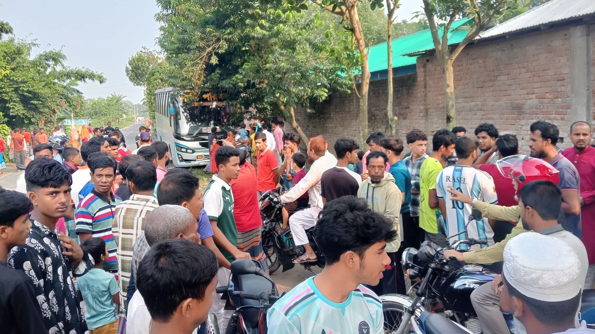 সাতসকালে সড়কের পাশে দাঁড়িয়ে ছিলেন বউ-শাশুড়ি, প্রাণ গেল বাসচাপায়