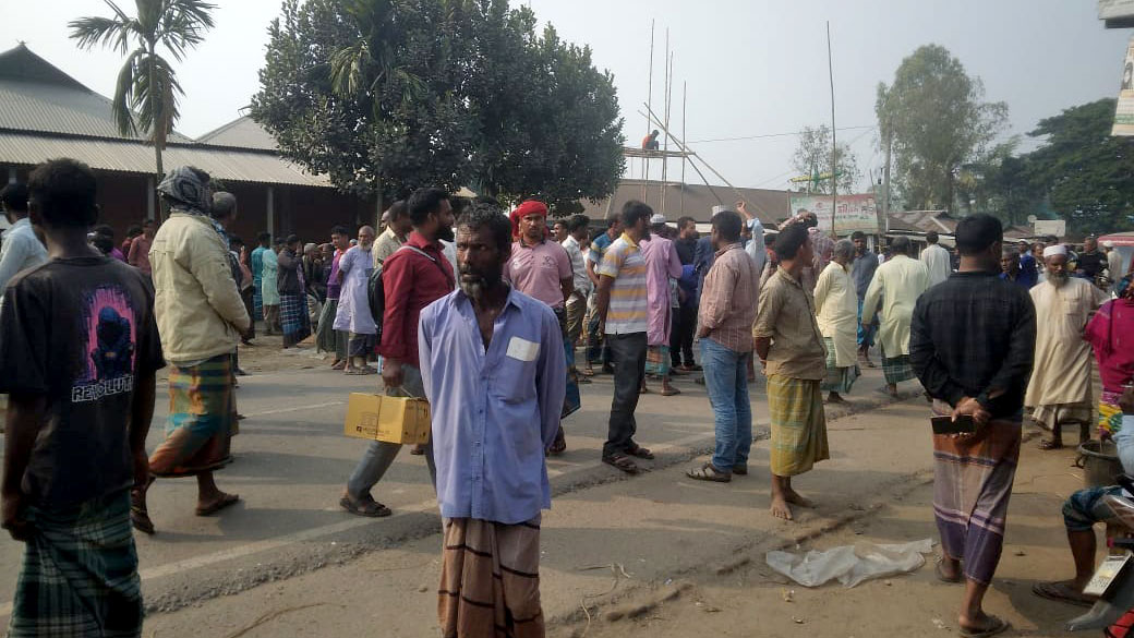 সারের দাবিতে কৃষকদের বিক্ষোভ, সড়ক অবরোধ