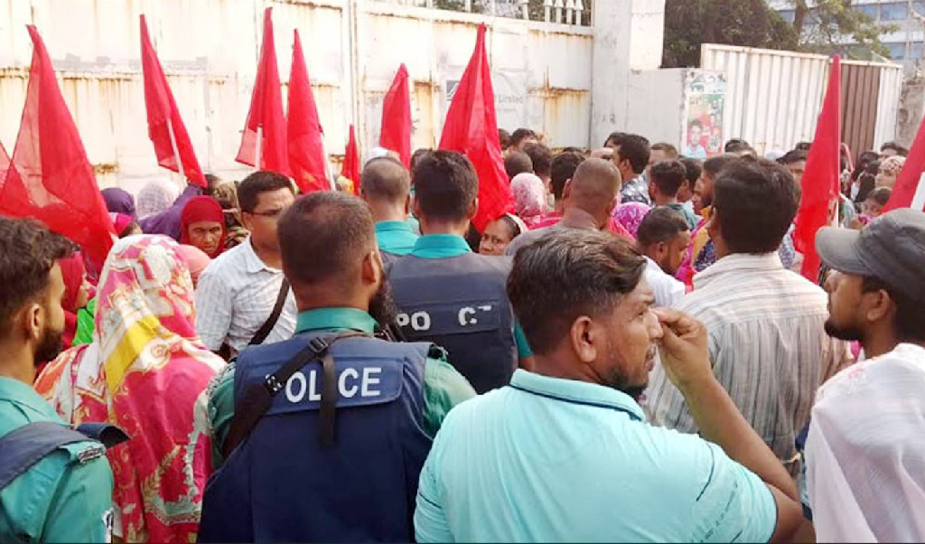 বকেয়া বেতনের দাবিতে গাজীপুরে ৩ কারখানায় শ্রমিক বিক্ষোভ, একটি বন্ধ ঘোষণা