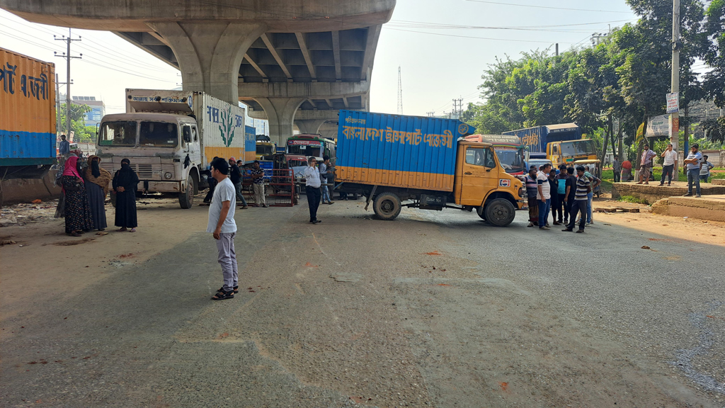 বকেয়া বেতনের দাবিতে ডিইপিজেড শ্রমিকদের সড়ক অবরোধ