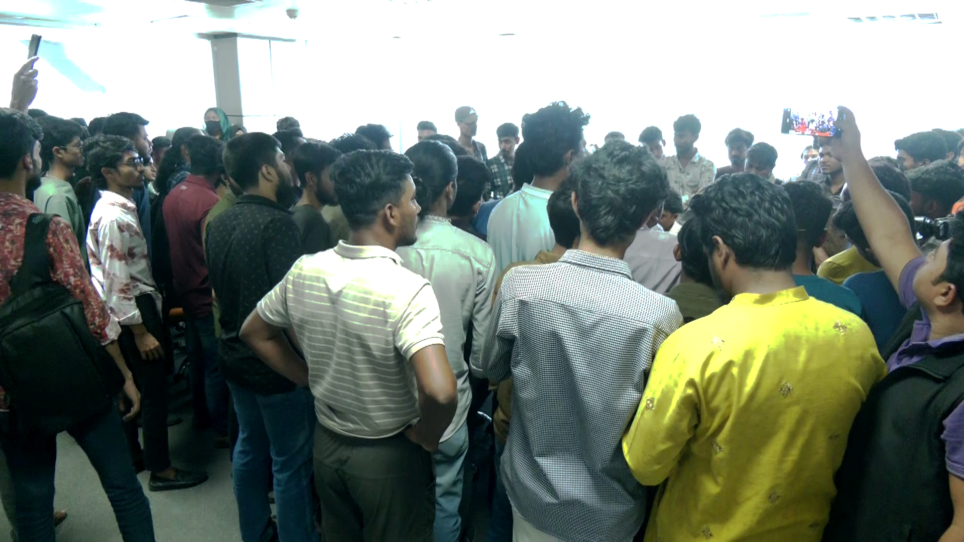 বকেয়া বেতনের দাবিতে চালডাল ডটকম কর্মীদের বিক্ষোভ-ভাঙচুর, আহত ২