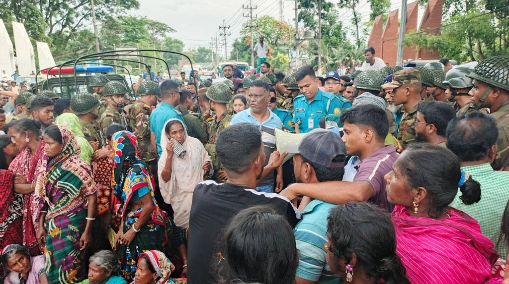 বকেয়া বেতনের দাবিতে সড়ক অবরোধ, ৩ ঘণ্টা পর আলোচনায় চা-শ্রমিকেরা