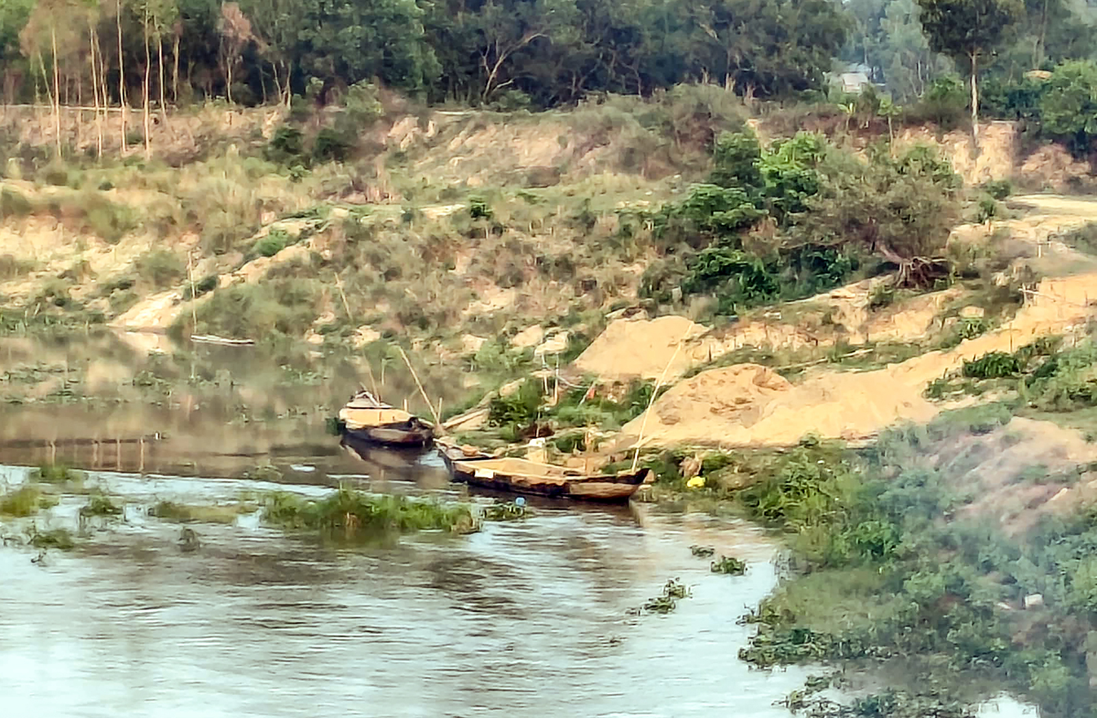চট্টগ্রামের ফটিকছড়ি: রাজনীতির ‘ছায়ায়’ হালদার বালু লুট