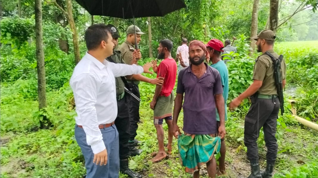 কলাপাড়ায় খাল থেকে বালু তোলায় একজনের জেল-জরিমানা
