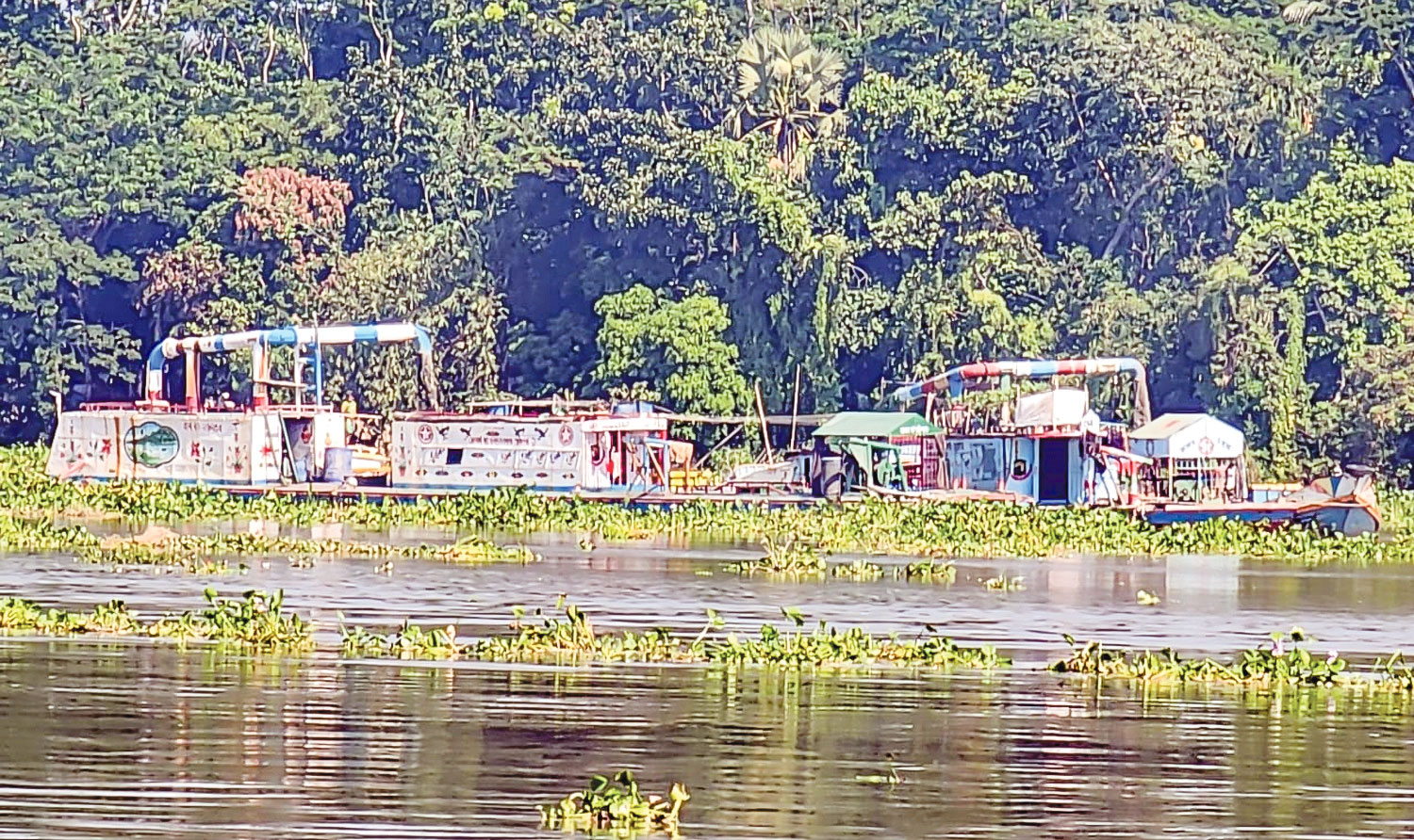 বাগেরহাটের চিতলমারী: অবৈধ বালু উত্তোলনে বিলীন হচ্ছে ফসলি জমি ও রাস্তাঘাট