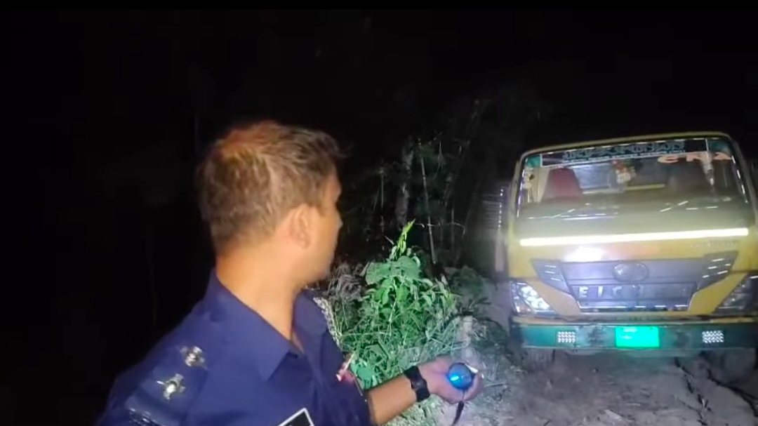 অবৈধভাবে বালু উত্তোলন ঠেকাতে রাতে পুলিশের অভিযান