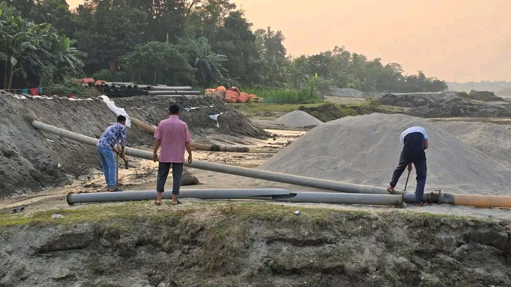 অবৈধভাবে বালু উত্তোলনের দায়ে যুবককে সাজা, ভেকু মেশিন জব্দ