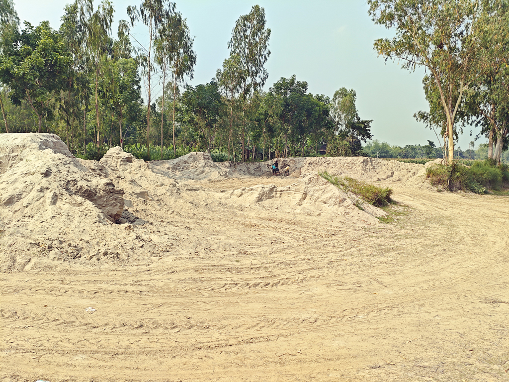 জব্দ ২১ হাজার সিএফটি বালুর অধিকাংশই উধাও